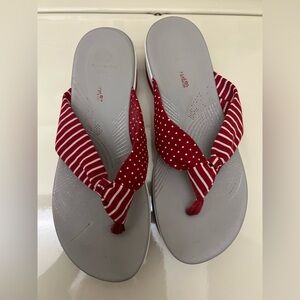 Clark’s Toe-Post Flip-Flops Red / White size 9 EUC